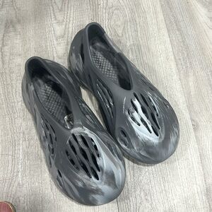 Yeezy Foam runners sz 6 Grey no box authentic